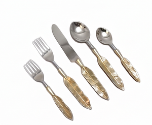 Ensemble élégant de cuillères et couteaux à fromage en acier inoxydable, manche en forme de plume doré poli, durable pour usage domestique, restaurant et hôtel - Product Image 1