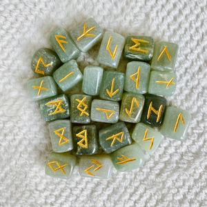 Ensemble de Pierres Runices en Aventurine Verte Naturelle, Magnifiques Cristaux Futhark, Agate Muntaha Gravée à la Main de Qualité Supérieure, pour l'Amour et le Feng Shui, Guérison - Product Image 4