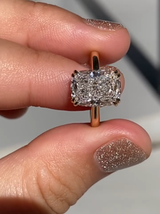 Anillo de compromiso solitario con halo oculto y corte alargado de 3 quilates – Certificado IGI - Product Image 1