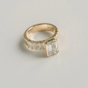Anillo de Diamante Moissanita Corte Esmeralda de 3CT, Oro Amarillo de 14KT, Anillo de Boda con Baguettes Laterales, Engaste de Barra, Media Eternidad, Anillo Elegante - Product Image 3