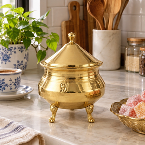 Olla de Almacenamiento Tradicional de Latón con Tapa Cónica, Patas Decorativas y Acabado Pulido para Decoración del Hogar, Venta al por Mayor para Compradores de Exportación B2B - Product Image 2