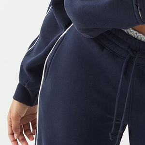 Sweat-shirt pour femme de haute qualité avec col zippé pour un ajustement confortable, doublure en polaire isolante pour un port décontracté et confortable. - Product Image 3