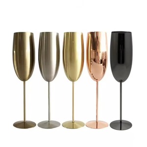 Verre à vin élégant en métal, moderne, avec pied argenté, pour bar - Product Image 1