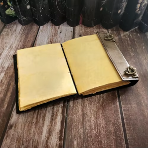 Carnet en cuir vintage classique Hocus Pocus, livre de sorts œil maléfique, fait main, décoration religieuse Halloween, artisanat sorcière, en cuir de vache et alliage - Product Image 3