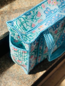 Bolsa de Mano Acolchada de Algodón con Diseño Floral de Veer Handicrafts, Cierre de Cremallera, Gran Capacidad, Estilo Moderno, Hecha en Rajasthan, para Compras y Viajes - Product Image 6
