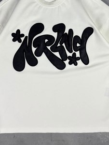 เสื้อยืดโอเวอร์ไซส์ทรงบ็อกซี่ พิมพ์ลายกราฟิก พรีเมียมคอตตอน สตรีทแวร์ พร้อมลายปักโลโก้แบบนูน - Product Image 6