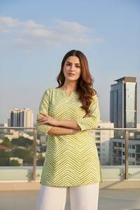 เสื้อทูนิคผ้าฝ้ายผสมลายเชฟรอนสีเขียวอ่อนสำหรับผู้หญิง คอกลม แขนสามส่วน ความยาวปกติ เย็บเต็มตัว ใส่ได้ทุกวัน - Product Image 6