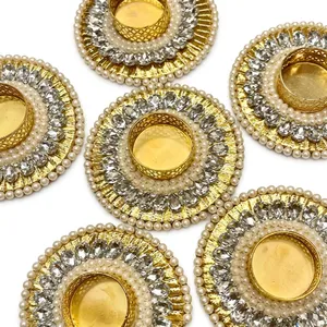 Porte-bougie rond en or avec un design perlé et orné de cristaux pour la décoration de la maison - Product Image 3