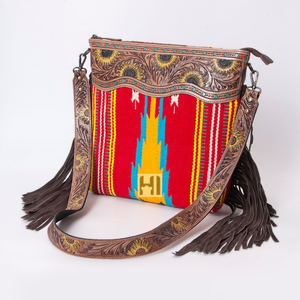 Sac bandoulière vintage en cuir de vachette pour femme avec franges et sangle en tapis de selle travaillée à la main - Product Image 2