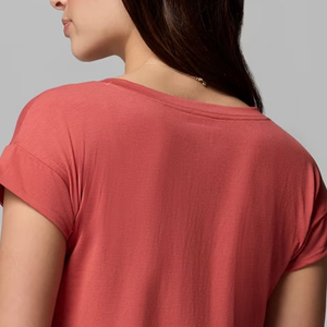 T-shirt pour femme à col en V, toucher doux, haut léger pour femme, matière polyester respirante et douce, avec logo personnalisé, design décontracté - Product Image 5