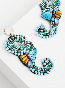 Pendientes Colgantes de Moda con Cuentas de Semillas y Bordado de Caballito de Mar - Estilo Coral de la India Hechos a Mano - Product Image 3