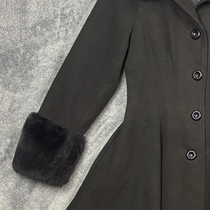 Manteau évasé noir pour femmes avec col et poignets en fausse fourrure, style gothique vintage, tailles personnalisées OEM ODM - Product Image 5