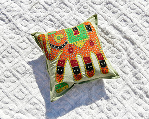 Magnifiques housses de coussin en coton 100% écologiques, brodées à la main en Inde, avec un motif d'éléphant, pour la décoration de la maison et du salon. - Product Image 2