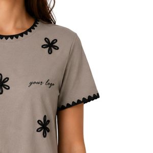 เสื้อยืดผู้หญิงสีน้ำตาลอมเทา ปักลายดอกไม้ แต่งขอบสีดำ คอกลม แขนสั้น สไตล์ลำลอง แฟชั่น รับผลิตแบบ OEM ODM เสื้อผ้าสั่งทำ - Product Image 4