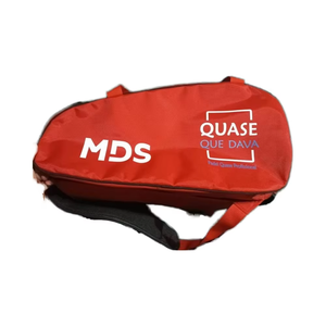 Sac de raquette de padel en nylon rouge Quase Que Dava avec impression MDS, fermeture éclair résistante à l'eau, sac à dos de sport 30-40L - Product Image 1