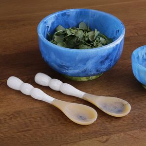 Tazón versátil de resina con juego de cucharas para decoración de cocina y comedor que combina utilidad funcional y belleza artística. - Product Image 2