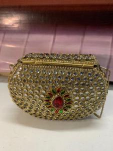 Bolso Mini con Cadena de Diamantes de Imitación y Forro de Terciopelo, Cartera con Solapa Dorada, Bolso de Mano Decorativo para Fiestas y Bodas - Product Image 2