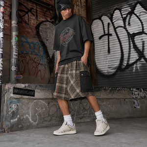 Shorts cargo boxers à carreaux crème Y2K pour hommes, streetwear multi-poches, accents noirs sur les poches, faible MOQ, shorts utilitaires - Product Image 6
