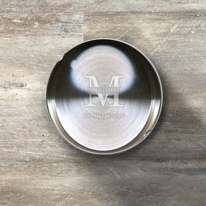 Cendrier de bureau en acier inoxydable avec drapeau américain et nom gravés, design minimaliste pour usage domestique - Product Image 5
