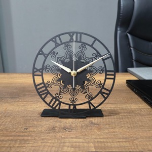 Horloge de table en métal noir découpée au laser, design contemporain, pour la décoration intérieure et la décoration de chambre d'hôtes, fabriquée à la main en Inde - Product Image 4