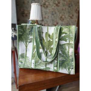 Bolso Tote de Algodón Acolchado Hecho a Mano en India |   Tela Reutilizable Ecológica con Diseño Tropical, Estilo Casual - The Quince Life - Product Image 2