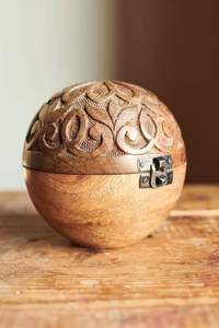 Tarro de almacenamiento de madera hecho a mano con tapa hermética para preservar la frescura de los ingredientes secos - Product Image 4