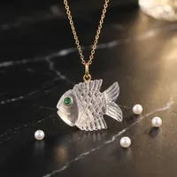 Collier Pendentif Poisson Sculpté en Cristal de Quartz et Pierre Précieuse avec Émeraude Verte et Oeil CZ, Plaqué Or 18 carats, en Laiton, Vente en Gros