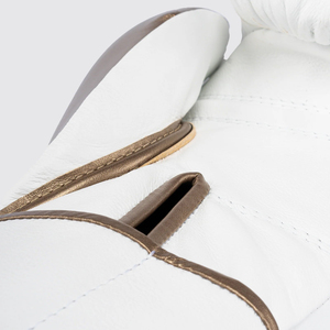 Guantes de boxeo profesionales de marca privada Premium con cierre de correa, cuero vacuno auténtico, blanco y dorado, OEM, para entrenamiento y sparring. - Product Image 2