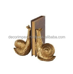 Hechos a mano de latón y aluminio con un acabado de oro antiguo, estos sujetalibros añaden un toque de sofisticación salvaje - Product Image 1