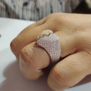 Anillo de compromiso de moissanita incolora personalizado estilo hip hop, banda apilable con diseño de corazón roto, chapado en rodio sobre plata de ley - Product Image 3