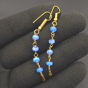 ต่างหูโอปอลเอธิโอเปียธรรมชาติ สีน้ำเงิน โอปอลไฟหลากสี ทอง 14K แบบคาโบชองประดับลูกปัด - Product Image 3