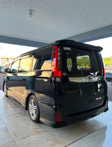 Toyota Noah Van Usada en Buen Estado, Opciones de Transmisión Automática y Manual, Asientos de Cuero, Neumáticos R17, Combustible Gasolina, en Venta - Product Image 4