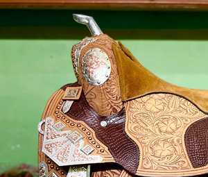 Silla de montar western de cuero hecha a mano con detalles plateados y grabado floral, equipo ecuestre premium - Product Image 5