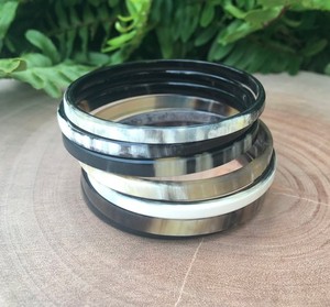 Ensemble de bracelets en corne de buffle pour femmes, bijoux faits à la main, écologiques, avec une finition lisse et brillante, artisanat de bracelets en corne. - Product Image 1