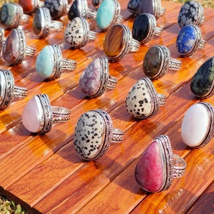 Anillo de Latón Clásico de la Mejor Calidad con Incrustaciones de Piedras Preciosas, Cristales Curativos para Yoga, Meditación y Uso Espiritual, Disponible en Grandes Cantidades - Product Image 6