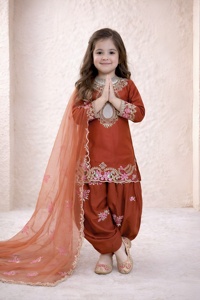 Ensemble de salwar kameez pour filles, entièrement cousu et prêt à porter, en crêpe naturel, avec broderies et sequins de créateur. - Product Image 1