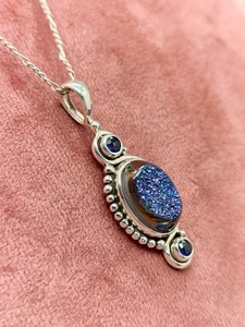 Pendentif en cristal Druzy avec chaîne, collier élégant en pierres précieuses, cadeau de bijoux pour femme, design unique et étincelant, un accessoire de mode affirmé - Product Image 6
