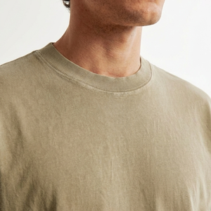 Camiseta de corte regular de color sólido con lavado ácido para hombre, informal, con cuello redondo, teñida, 100% algodón, lavado ácido, hecha en Pakistán. - Product Image 3