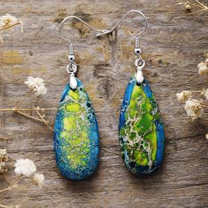 Boucles d'oreilles en résine écologiques faites à la main, motif bleu, crochet argenté, bijoux traditionnels, accessoire de mode, artisanat - Product Image 5