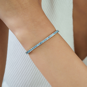 Pulsera de tenis elegante y minimalista de plata de ley 925 con topacio azul natural talla princesa, ideal como piedra de nacimiento, para mujer. - Product Image 2