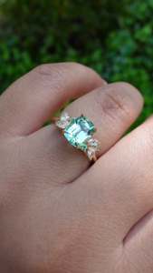 Anillo de compromiso clásico para mujer con circonita talla cojín y engaste de oro de 18K - Product Image 5