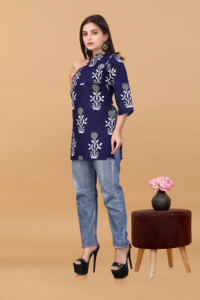 Conjunto de dos piezas de poliéster y rayón premium con estampado floral azul marino a la moda para mujer, conjunto de ropa urbana con cuello redondo y pantalón para mujer - Product Image 2