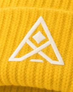 หมวกบีนนี่ถักลายริบสีเหลืองแบบกำหนดเอง พร้อมโลโก้ปักสีขาว อุ่นสบายในฤดูหนาว ผลิตจากอะคริลิกนุ่ม รับผลิตตามสั่ง OEM หมวกแบบ Unisex - Product Image 5