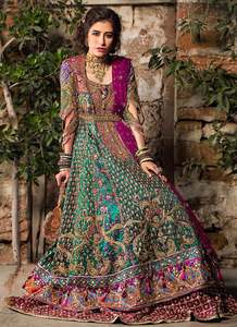 Vestido de Novia Hecho a Mano en Pakistán, Silueta Moderna Estilo Imperio, Chifón con Cuentas, Lentejuelas, Perlas y Borlas - Product Image 2