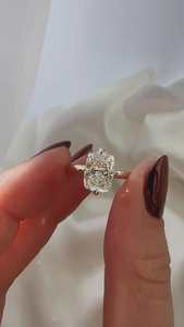 SATVIK RATNA Bague de fiançailles solitaire en or 14 carats avec diamant de laboratoire taille coussin allongée de 3 carats, certifiée IGI, et bande large en forme de cigare - Product Image 4