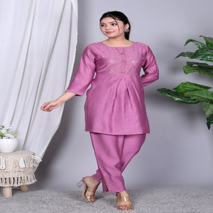 Conjunto de Kurta y Pantalón para Mujer NIYANI en Color Malva Elegante, con Bordado Sutil, para Bodas Étnicas con Estilo - Product Image 3