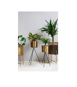 Grand pot en métal élégant avec support, conçu pour embellir les patios et balcons extérieurs dans n'importe quel aménagement de jardin. - Product Image 6