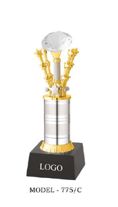 Trophée en métal avec dessus en cristal et design étoile, modèle 775 A B C, pour événements sportifs, avec base en bois noir - Product Image 6