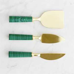 Ensemble de couteaux à fromage en acier inoxydable avec manche en résine de malachite verte et finition dorée, couteau de service et spatule, pour la restauration, les fêtes et les hôtels - Product Image 1
