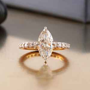 Anillo de compromiso solitario con diamante marquise de 2.00 CT cultivado en laboratorio, con pavé, en oro amarillo de 14K y claridad VVS1 - Product Image 1